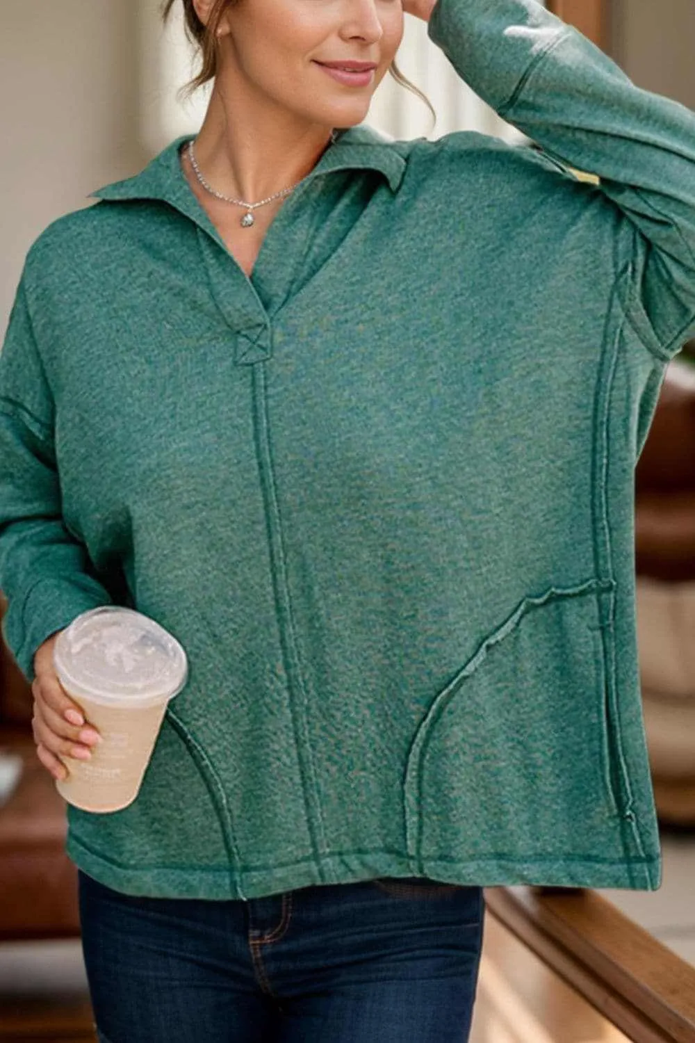 Stylish collared sweatshirt with pockets
